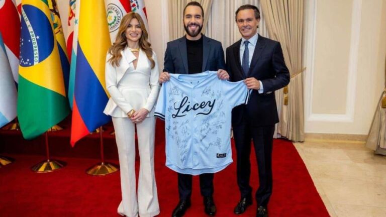 licey-obsequia-chaqueta-firmada-al-presidente-nayib-bukele