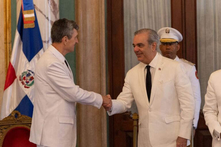 embajador-ruso-saluda-al-presidente-dominicano
