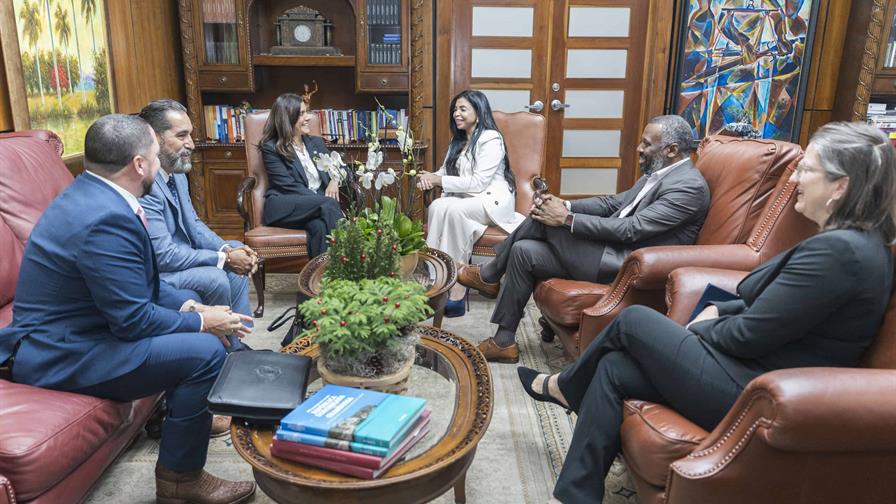 yeni-berenice-reynoso-y-la-embajadora-estadounidense-visita-la-procuraduria-RD