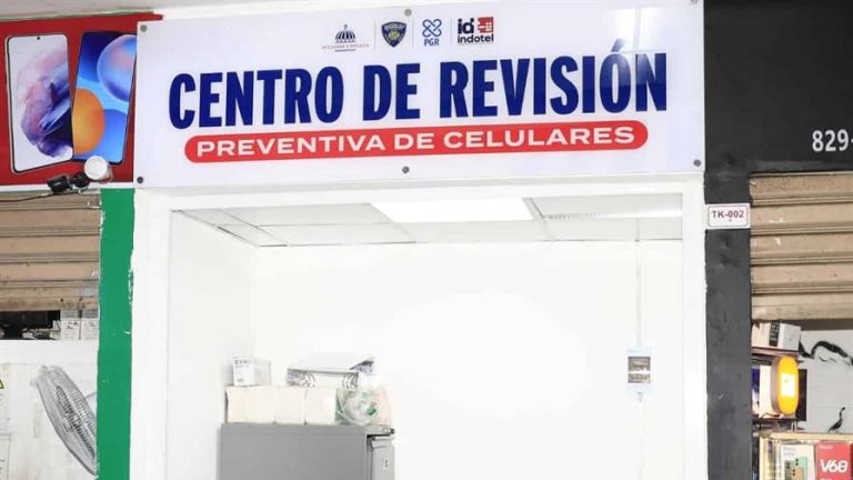 instalan-en-plaza-central-un-centro-de-revision-de-celulares