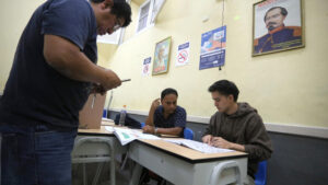 Cierran los centros de votación en Perú e inicia un escrutinio que se prevé largo y lento