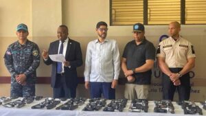 fiscalia-entrega-116-armas-de-fuego-a-interior-y-policia-rd