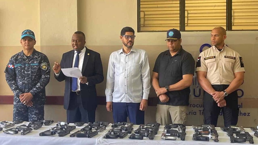 fiscalia-entrega-116-armas-de-fuego-a-interior-y-policia-rd